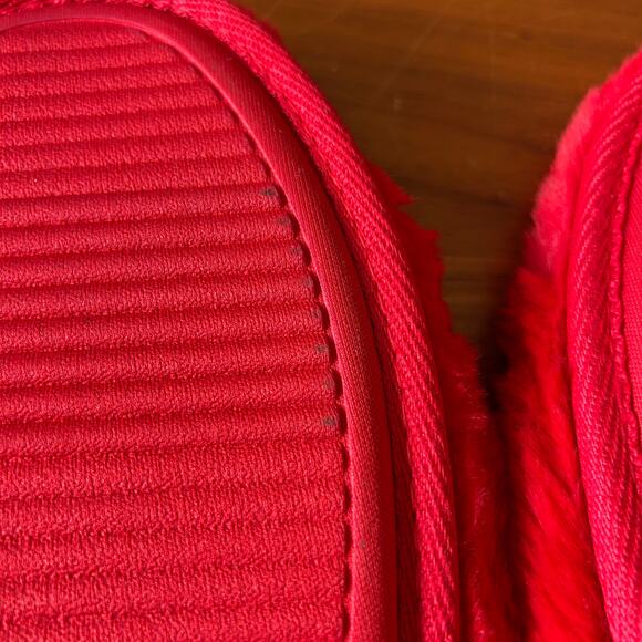 Wondershop Target Red Bullseye Fuzzy Slipper Holiday Large Women's 9-10 Mens 7/8 - Picture 3 of 8